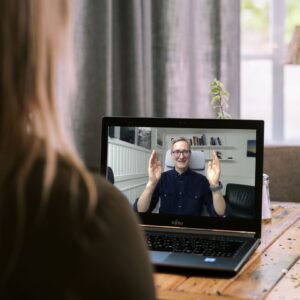 Klient som tittar på Jonas Höglund på en laptop som visar en övning