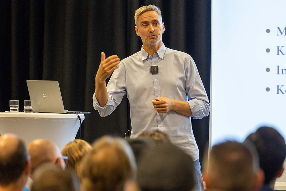 Förelsäning Försvarsmakten Jonas Höglund på scenen och föreläser om hypnos mot oro, stress och negativa tankar